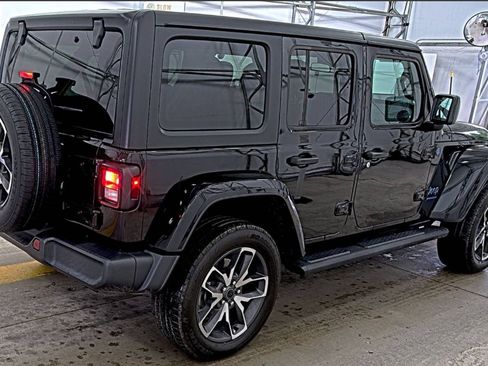Used 2024 Jeep Wrangler Unlimited w/ Convenience Group AWD/4WD image 8