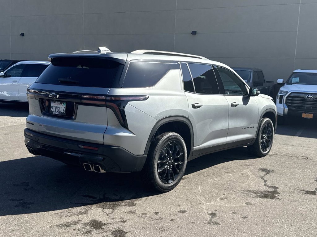 Used 2025 Chevrolet Traverse LT w/ Midnight/Sport Edition FWD image 3