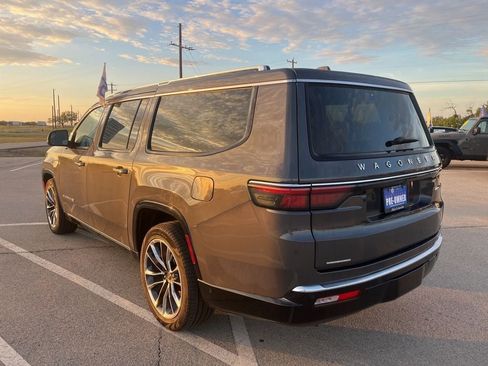 Used 2023 Jeep Wagoneer L Series III w/ Premium Group I AWD/4WD image 3