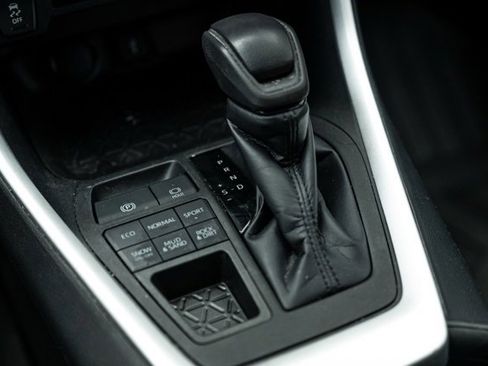 Used 2021 Toyota RAV4 XLE image 17