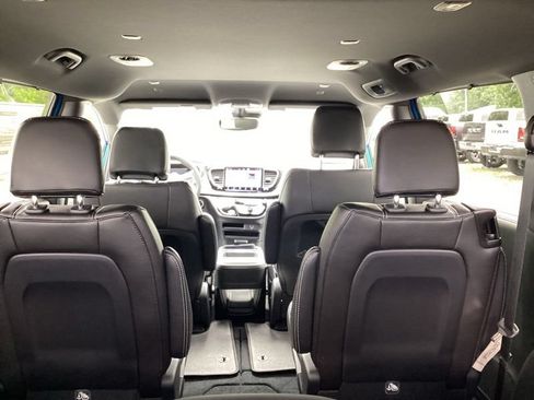 New 2027 Chrysler Pacifica Select AWD/4WD image 14
