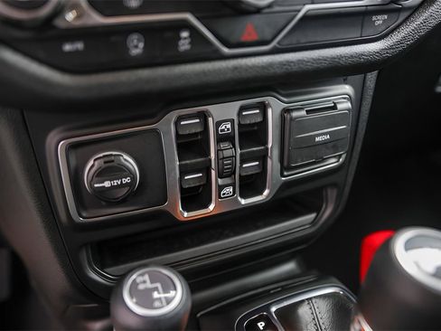 Used 2025 Jeep Wrangler Sport S image 19