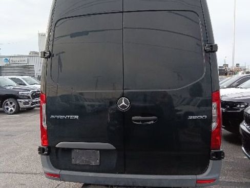 Used 2019 Mercedes-Benz Sprinter 2500 image 4