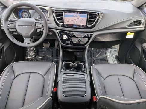 New 2027 Chrysler Pacifica Limited w/ Family Tech Group AWD/4WD image 29