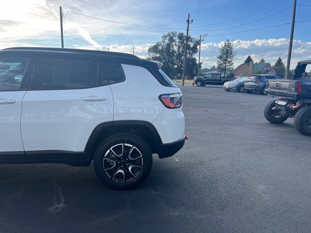 Used 2025 Jeep Compass Trailhawk AWD/4WD image 6