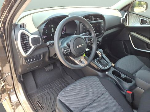Used 2025 Kia Soul LX w/ LX Technology Package FWD image 22