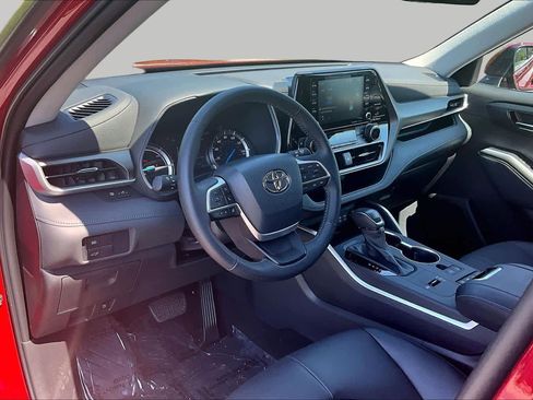 Used 2022 Toyota Highlander XLE AWD/4WD image 17