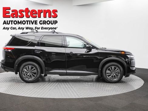 Used 2022 Nissan Pathfinder SV image 4