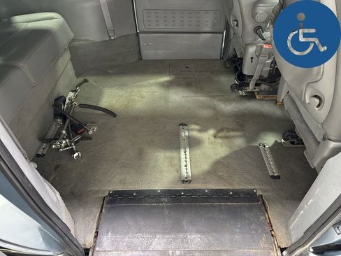 Used 2005 Chrysler Town & Country Touring w/ Leather Interior Group FWD image 37