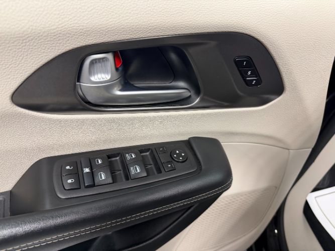 Used 2024 Chrysler Pacifica Limited FWD image 11