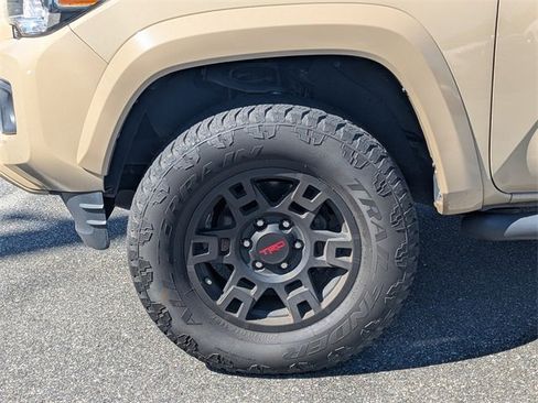 Used 2018 Toyota Tacoma TRD Sport image 10