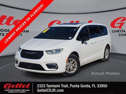 Used 2025 Chrysler Pacifica Select