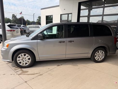 Used 2020 Dodge Grand Caravan SE w/ UConnect Hands-Free Group FWD image 4