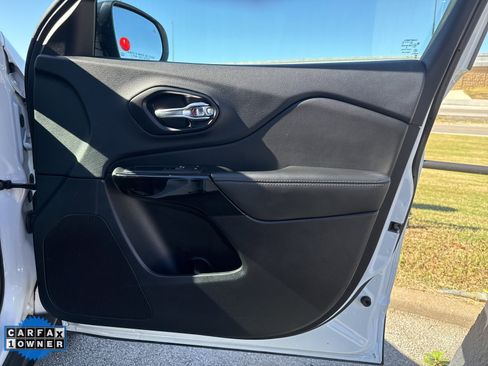 Used 2023 Jeep Cherokee Altitude Lux image 19