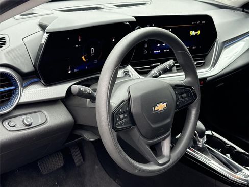 Used 2025 Chevrolet Trax LT FWD image 9