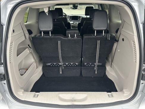 Used 2024 Chrysler Pacifica Touring-L image 26