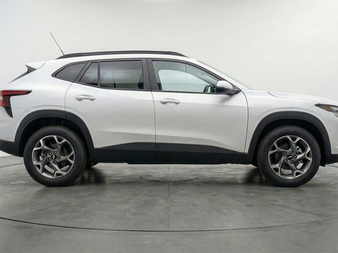 Used 2025 Chevrolet Trax LT image 11