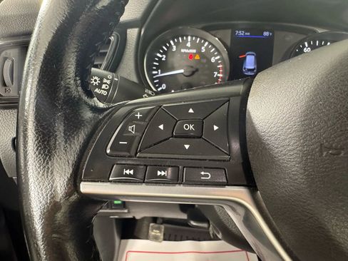 Used 2020 Nissan Rogue SV image 15