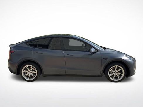 Used 2022 Tesla Model Y Long Range image 2