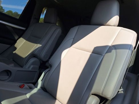 Used 2019 Toyota Highlander XLE image 24