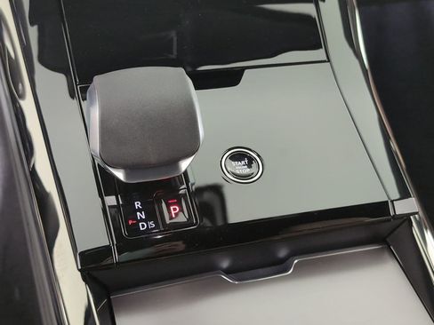 Used 2025 Land Rover Range Rover Sport SE image 16