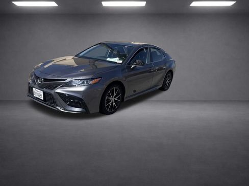 Used 2024 Toyota Camry SE FWD image 2