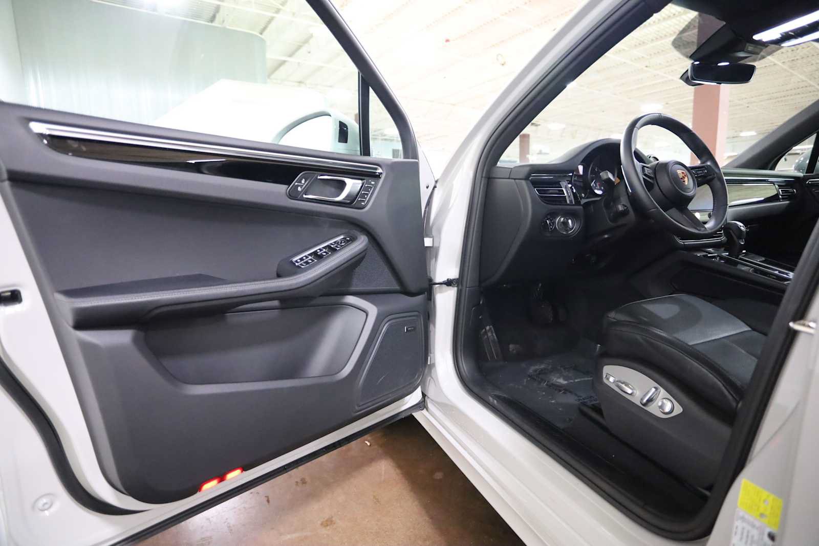 Used 2025 Porsche Macan AWD/4WD image 22