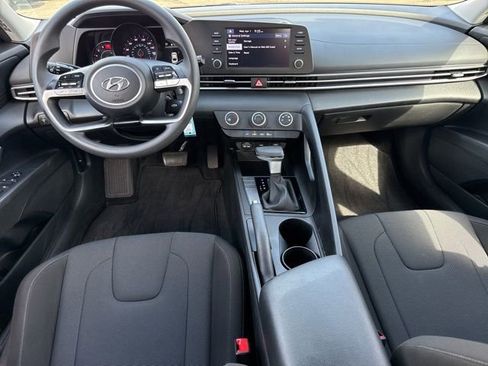Used 2023 Hyundai Elantra SE image 4