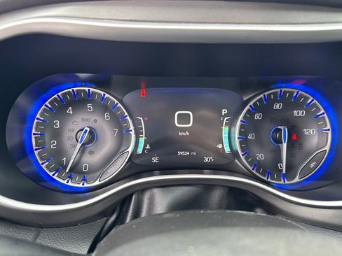 Used 2024 Chrysler Pacifica Touring-L image 16