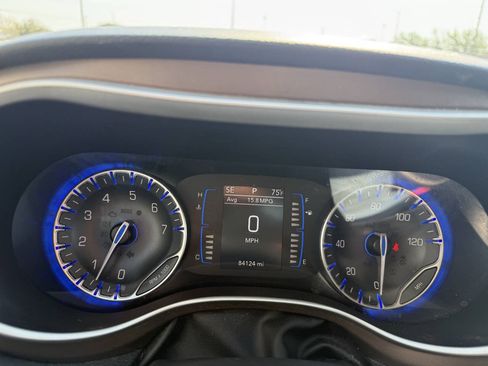 Used 2017 Chrysler Pacifica Touring-L w/ Tire & Wheel Group FWD image 17