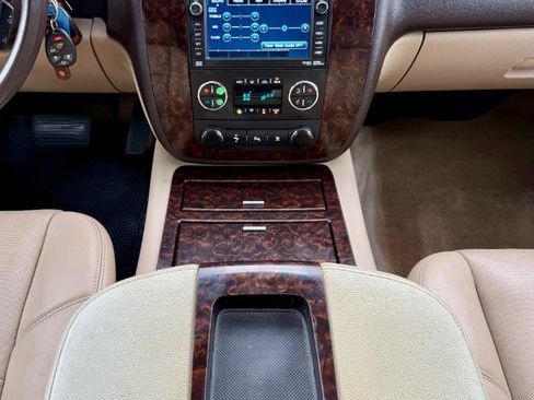 Used 2010 GMC Yukon XL Denali AWD/4WD image 24