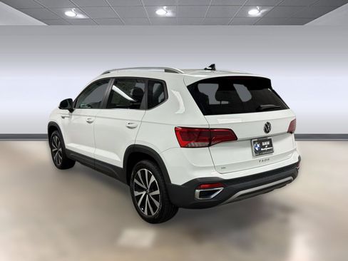 Used 2023 Volkswagen Taos SE w/ Panoramic Sunroof Package FWD image 3
