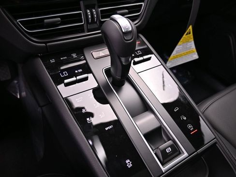Certified 2025 Porsche Macan AWD/4WD image 24