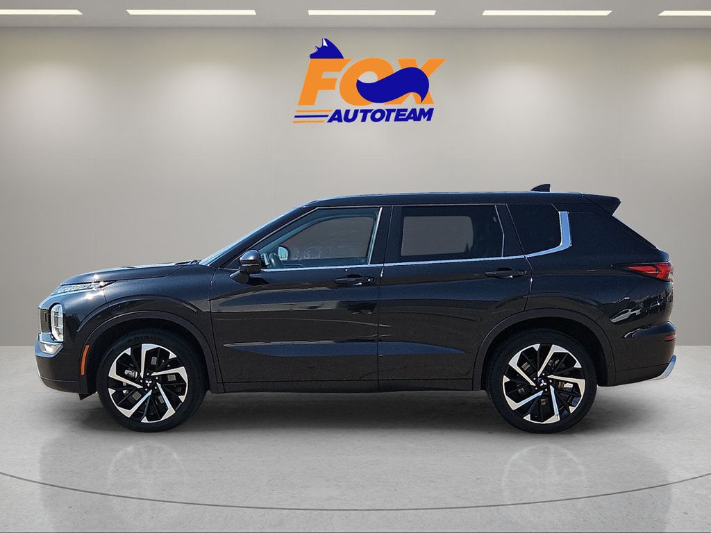 Used 2024 Mitsubishi Outlander AWD image 2