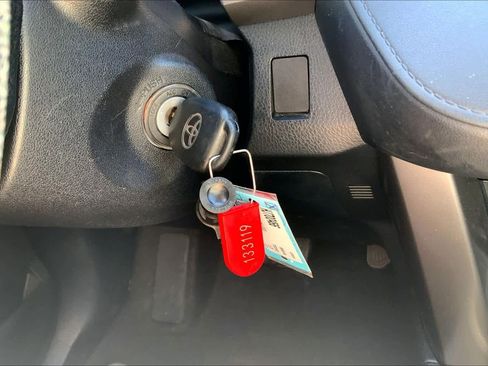 Used 2017 Toyota RAV4 LE FWD image 27
