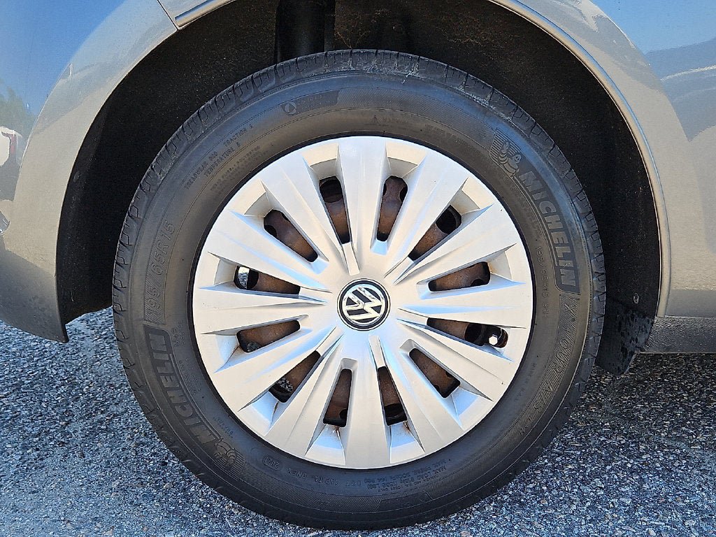 Used 2015 Volkswagen Golf Launch Edition FWD image 10