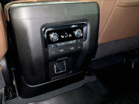 Used 2025 Chevrolet Tahoe High Country AWD/4WD image 32