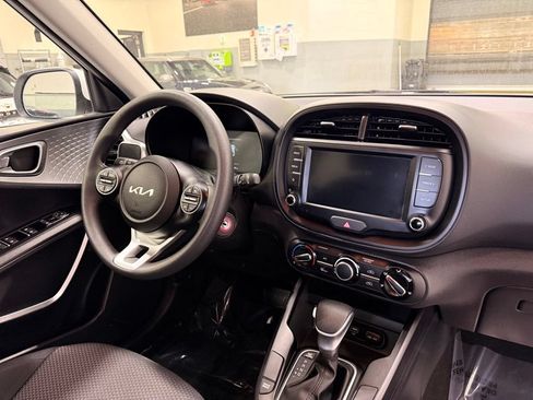 Used 2025 Kia Soul LX w/ LX Technology Package FWD image 30