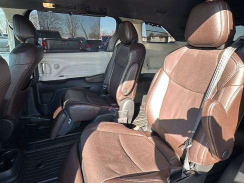 Used 2021 Toyota Sienna Platinum image 13