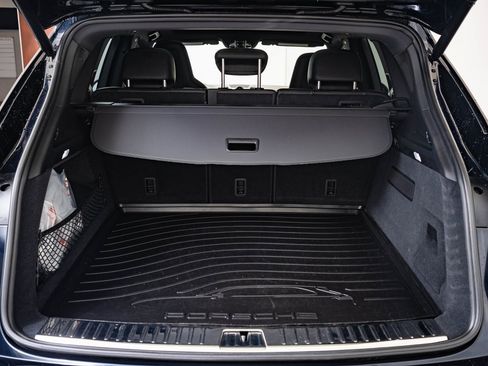 Used 2023 Porsche Cayenne Platinum Edition image 18