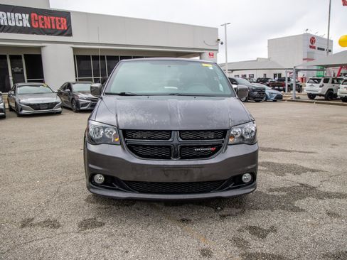 Used 2018 Dodge Grand Caravan SE image 3