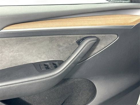 Used 2022 Tesla Model Y Long Range image 21