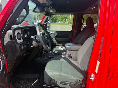 Used 2024 Jeep Wrangler Unlimited w/ Convenience Group AWD/4WD image 3