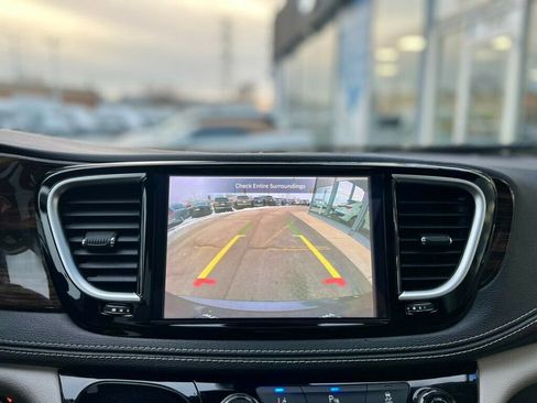Used 2021 Chrysler Pacifica Limited w/ Uconnect Theater Family Group image 34