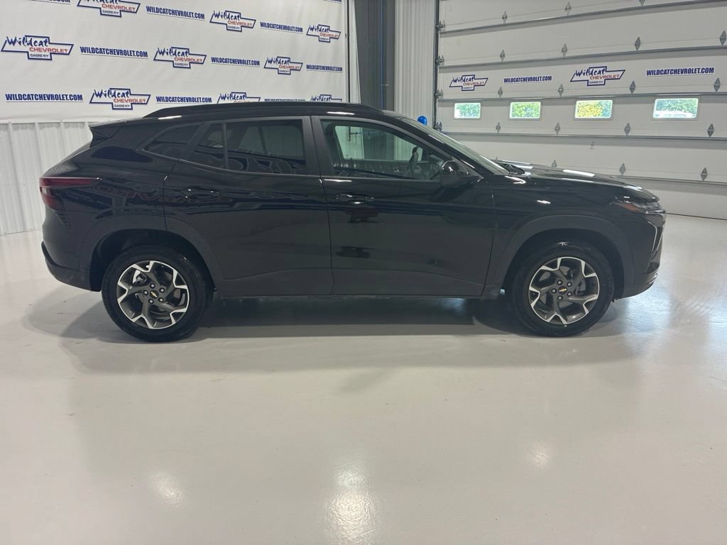 Used 2026 Chevrolet Trax LT FWD image 7