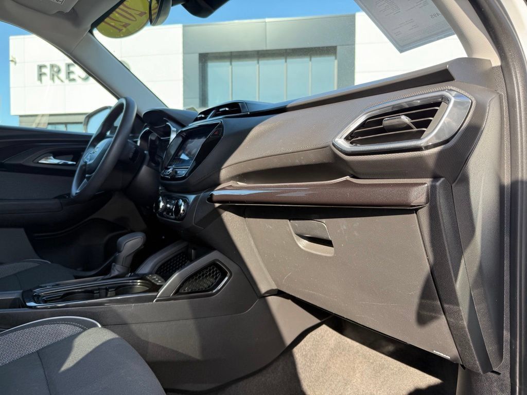 Used 2021 Chevrolet TrailBlazer LT w/ Convenience Package FWD image 17