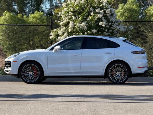 Certified 2023 Porsche Cayenne Turbo AWD/4WD image 2