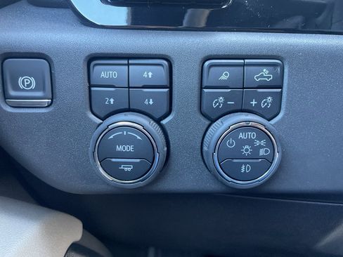 Used 2025 Chevrolet Silverado 1500 ZR2 w/ Technology Package image 25