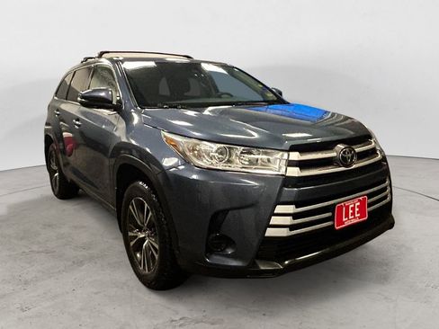 Used 2017 Toyota Highlander LE image 7