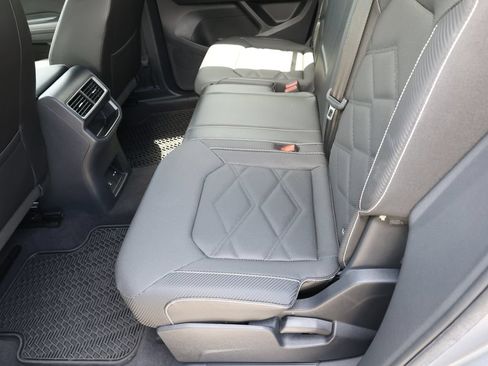 Used 2024 Volkswagen Atlas Cross Sport SE FWD image 19